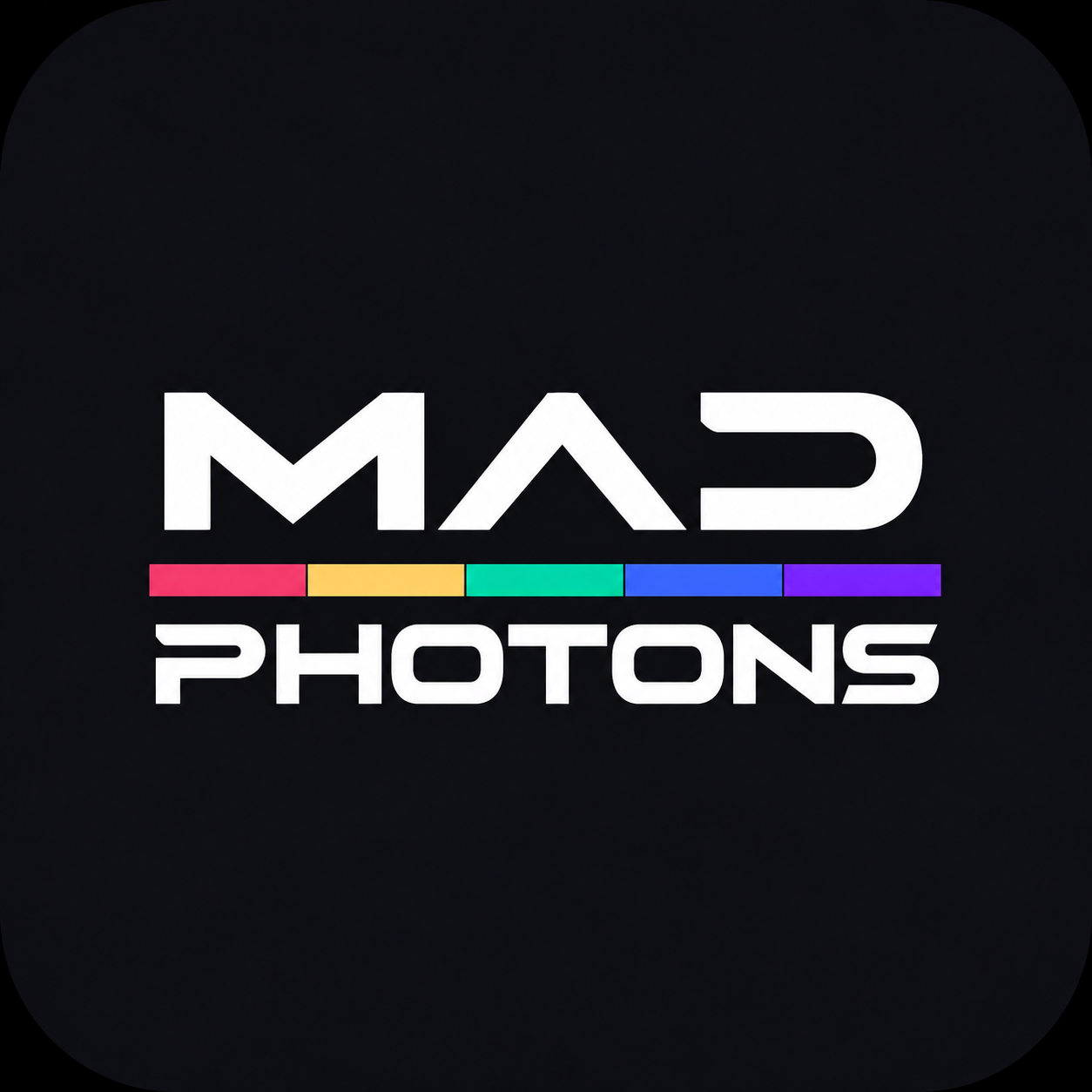 MAD na primeira linha, barra de cinco cores no meio e PHOTONS na segunda linha
