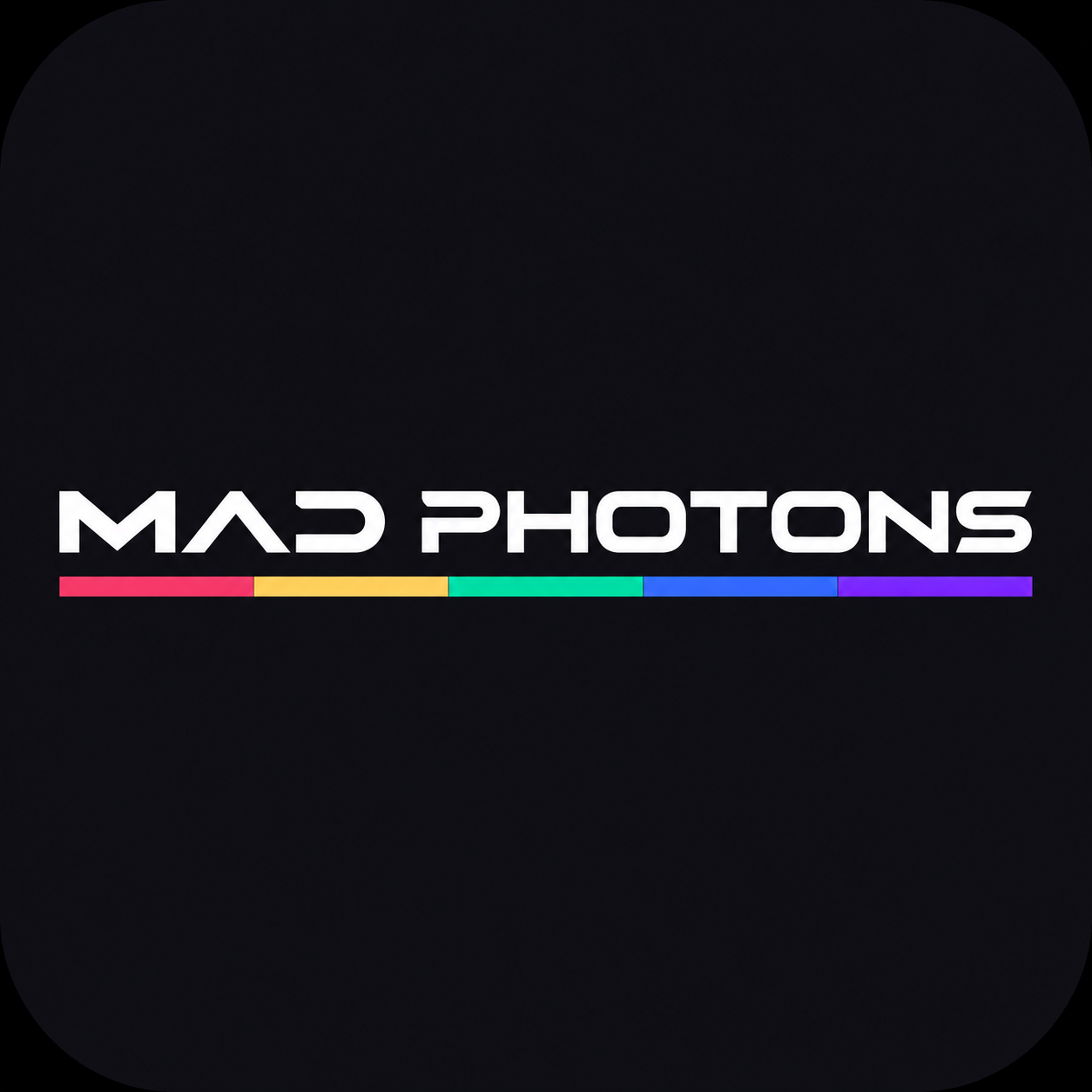 MAD PHOTONS em uma linha, branco sobre preto, com barra de cinco cores abaixo