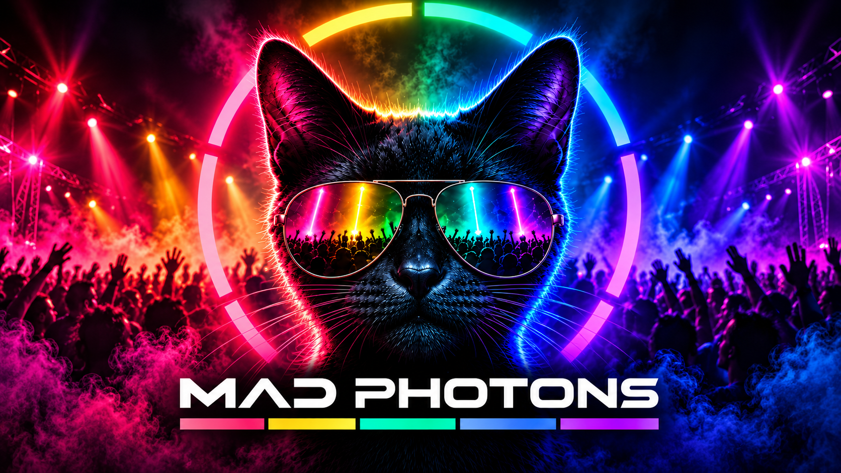 Hero frontal do gato preto com aviadores, halo e wordmark MAD PHOTONS sobre uma pista iluminada